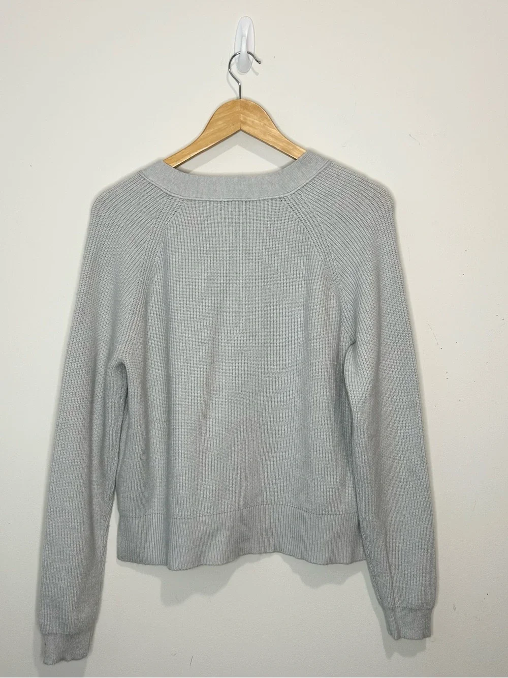 Francesca’s Women’s Large Sweater Gray V Neck Ribbed Knit Long Sleeves